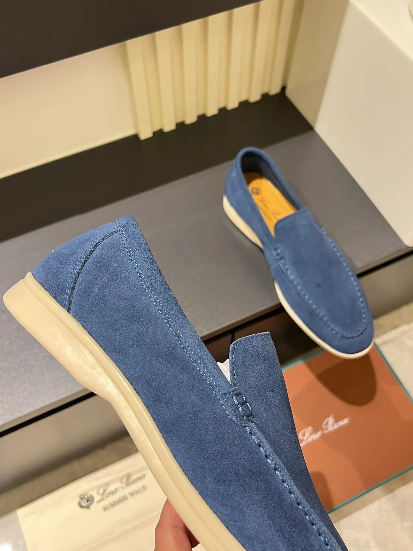Men's shoes 💰p360 "Loro men's shoes 💰pian'*" Classic L men's shoes for couples 💰p Top version British flat loafers, a must-have item in old money style, the minimalist design is eye-catching and durable, a plus point for dressing The soft foot feel and texture are outstanding. They don’t scratch your feet and are very nice. They are matched with soft and waxy soles. They can be worn daily for a long time without getting tired. They are easy to wear, versatile and classic items, with perfect foot feel and texture! Imported cashmere fabric, the lining is made of imported A-grade water-dyed cow lining, the top version of the genuine leather midsole is sewn with pure handmade mark thread! Size: Female 35-40 (34. Customized) Male 38-44 (45.46. Customized)
